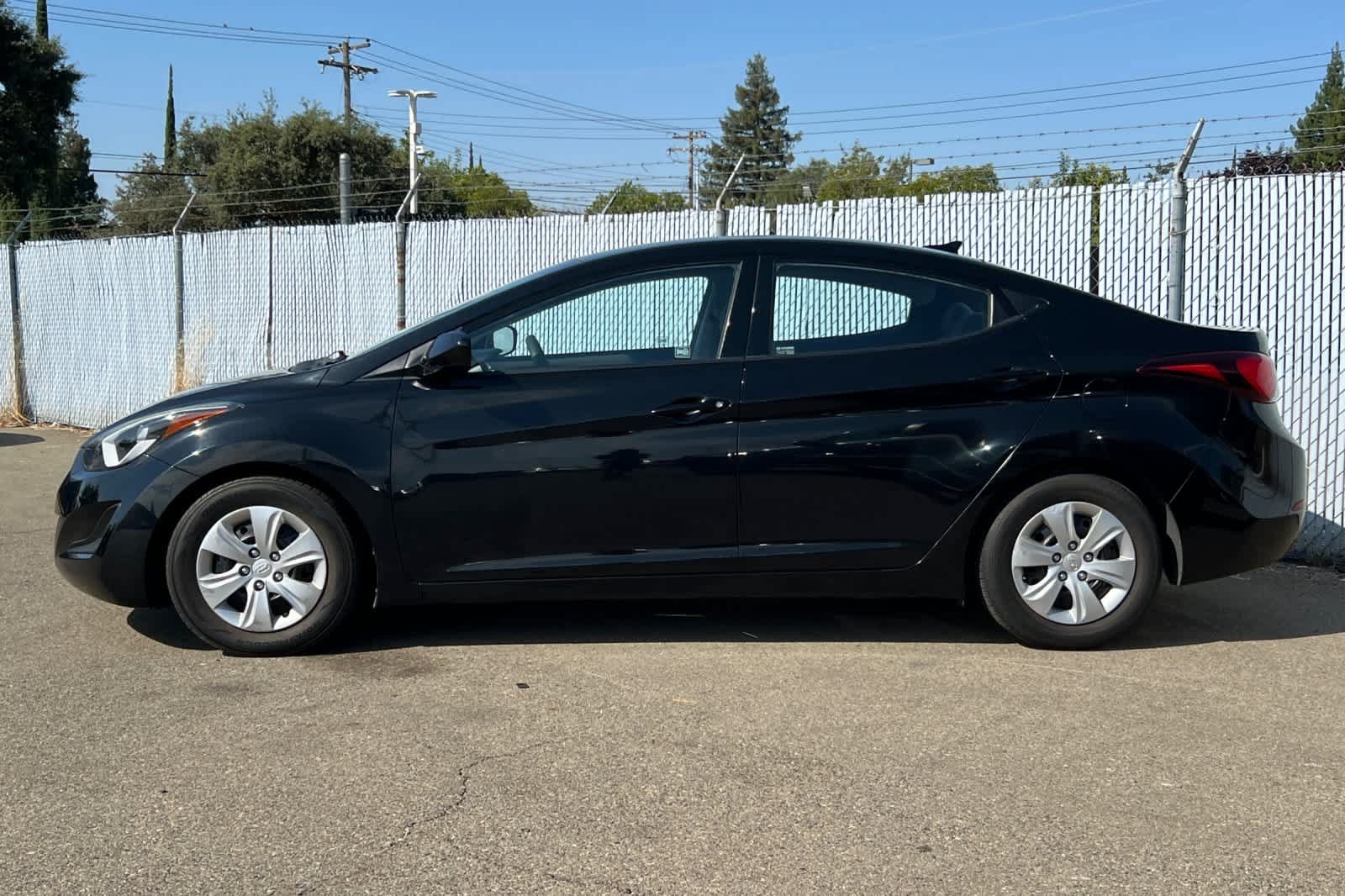 Used 2016 Hyundai Elantra SE FWD image 2