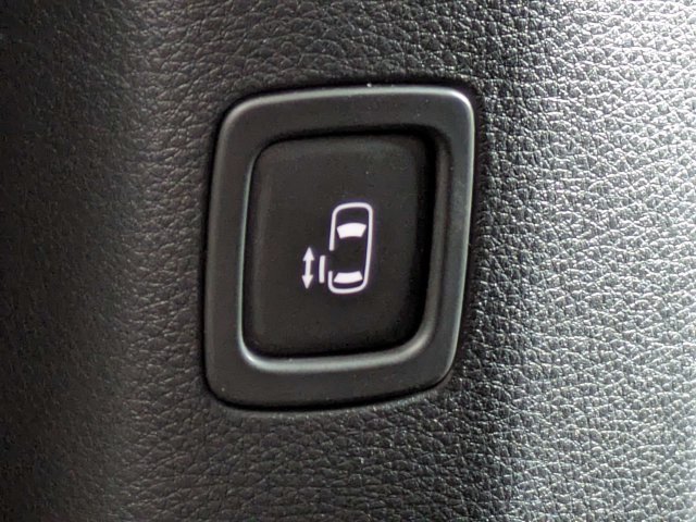 Used 2025 Kia Carnival EX FWD image 22