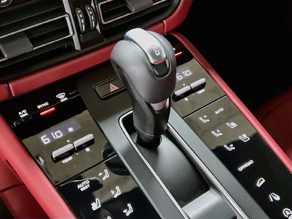 Certified 2025 Porsche Macan AWD/4WD image 19