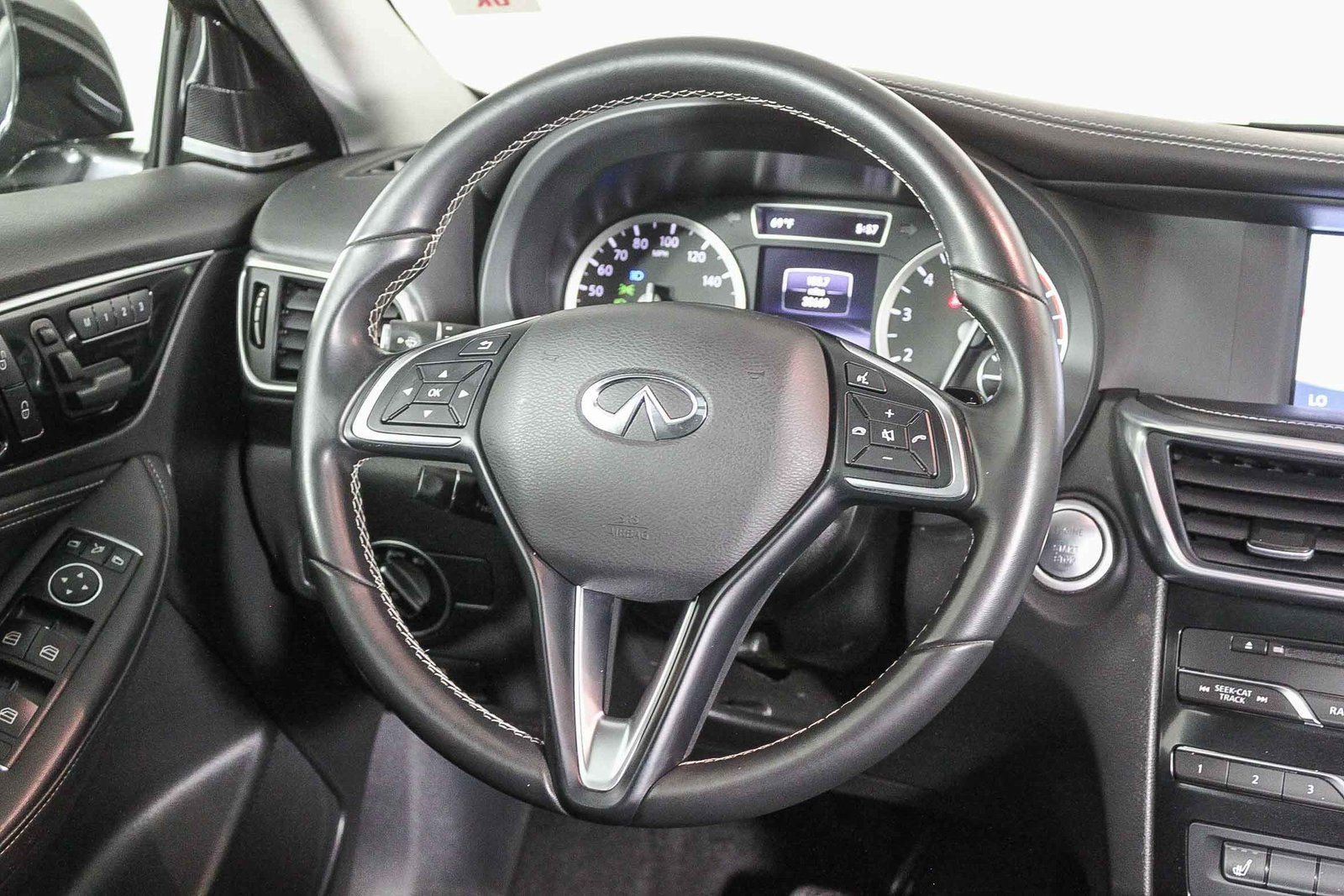 Used 2018 INFINITI QX30 Premium w/ Navigation Package image 16