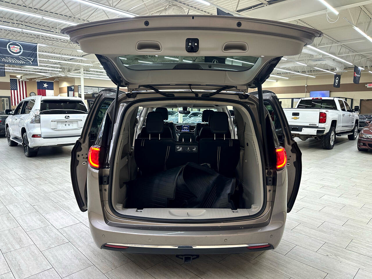 Used 2018 Chrysler Pacifica Touring-L Plus image 10