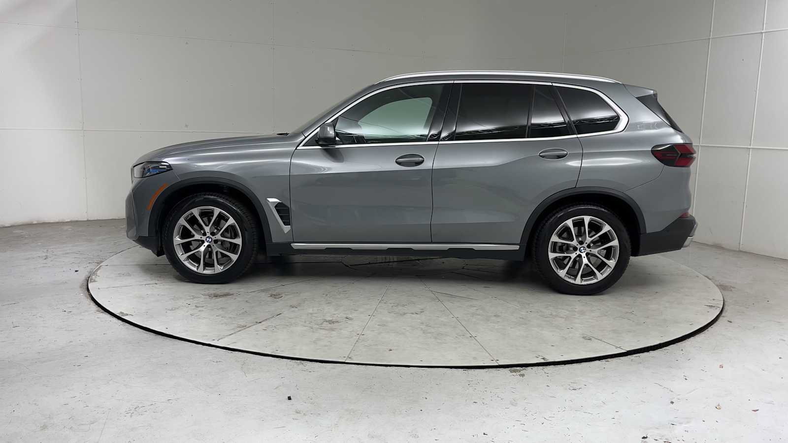 Used 2024 BMW X5 xDrive40i w/ Premium Package AWD/4WD image 3