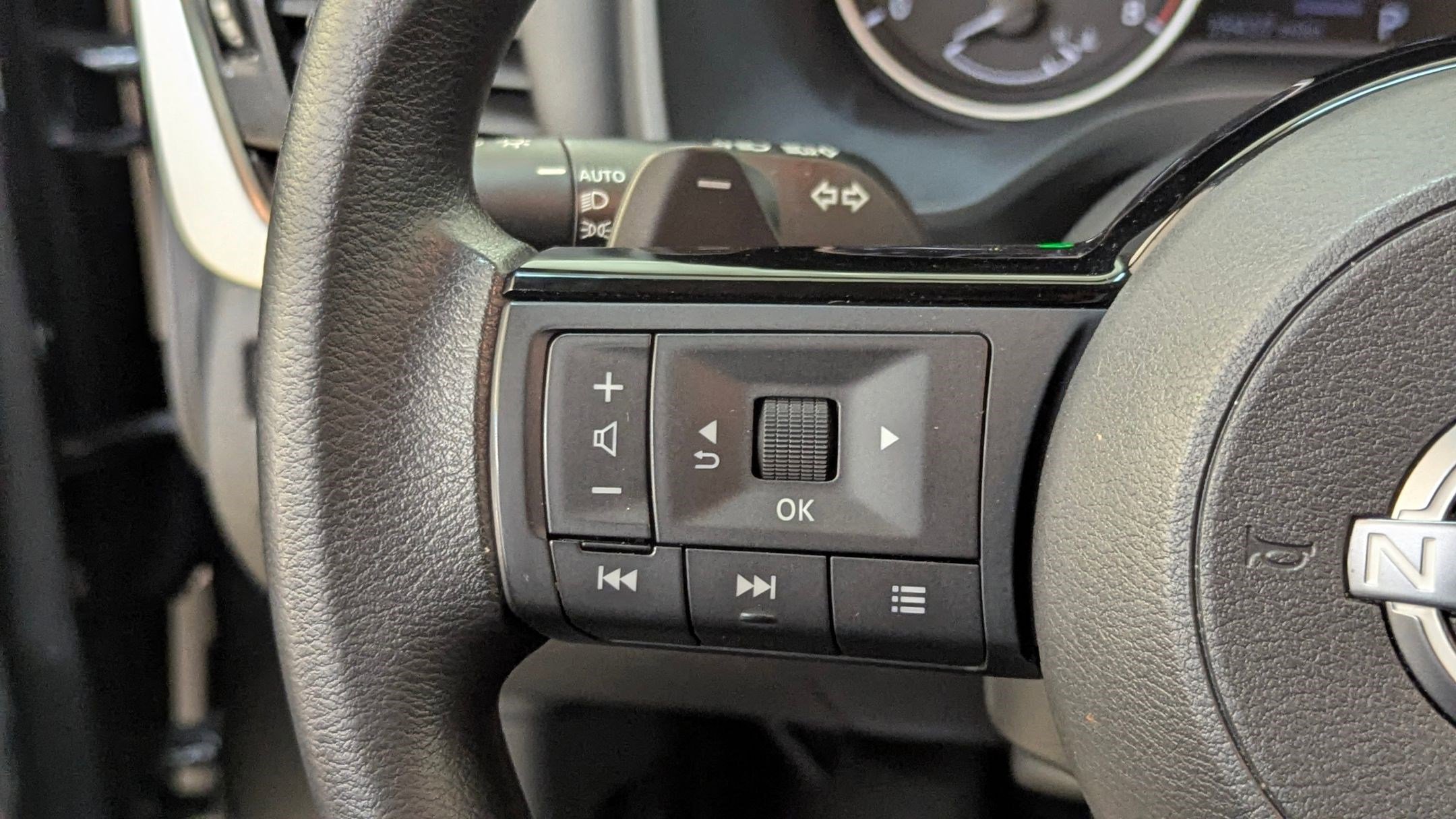 Used 2022 Nissan Rogue SV image 16