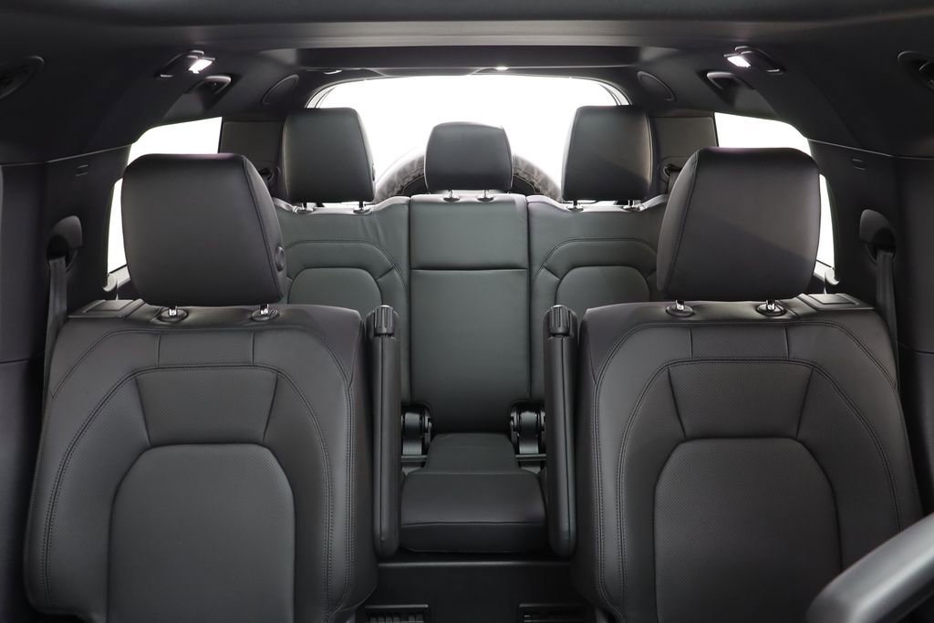 New 2026 Land Rover Defender 130 X-Dynamic SE image 16