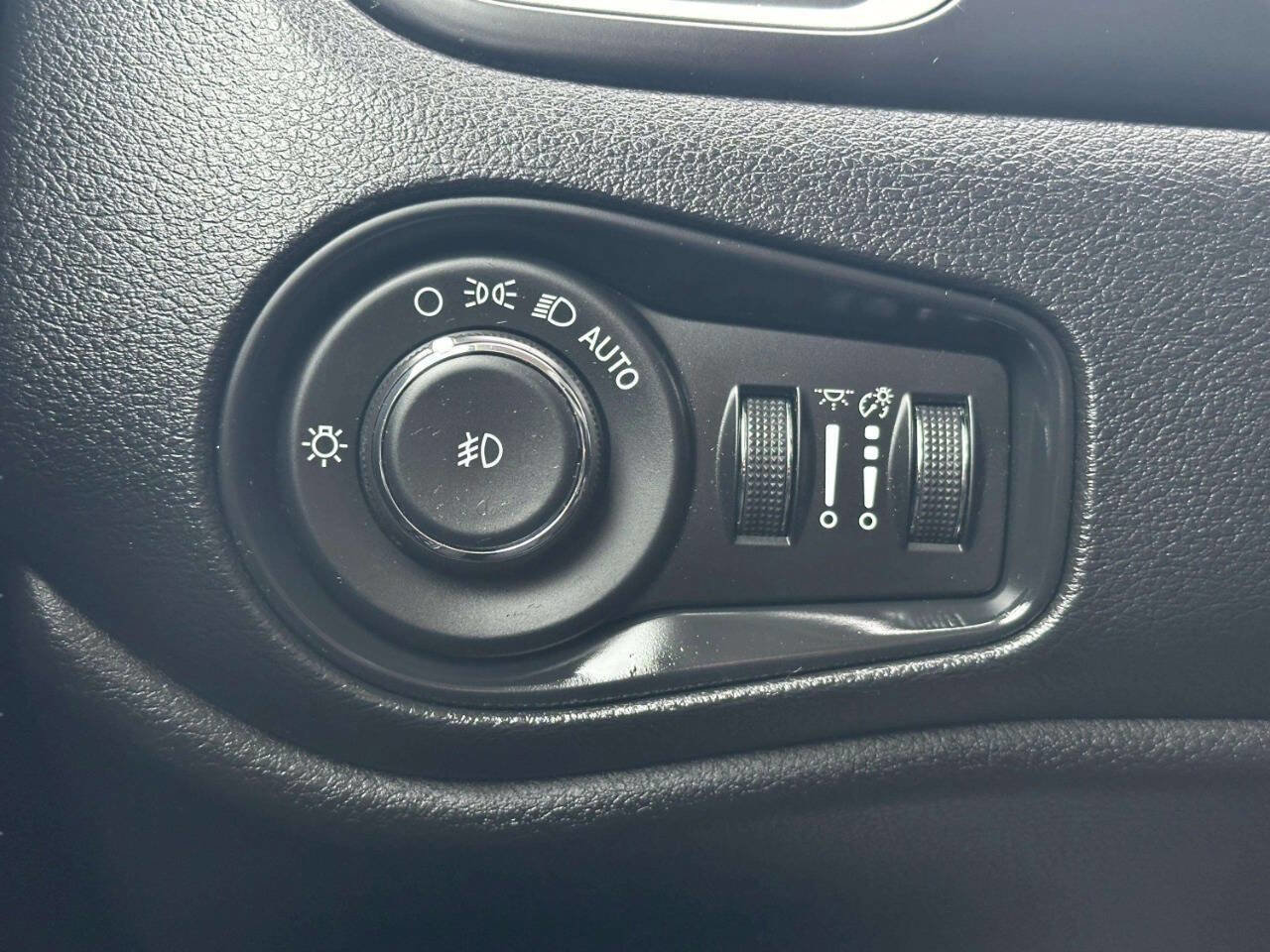 Used 2020 Jeep Renegade Sport w/ Sport Appearance Group AWD/4WD image 28