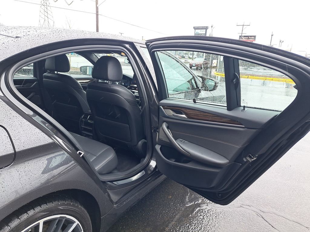 Used 2021 BMW 540i w/ Executive Package image 14