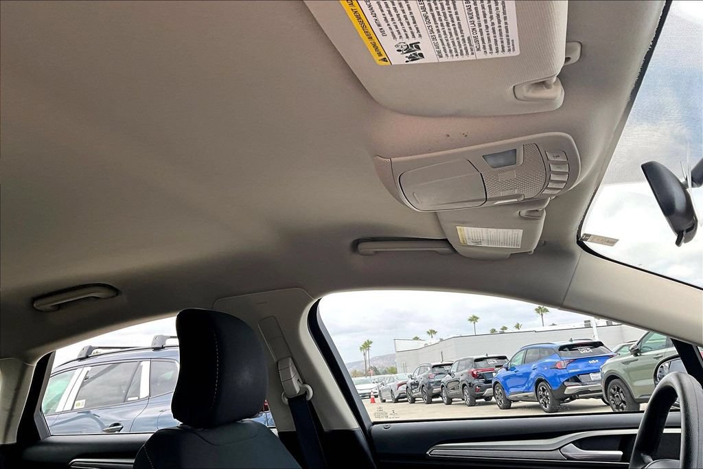 Used 2017 Ford Fusion SE w/ Fusion SE Technology Package FWD image 12
