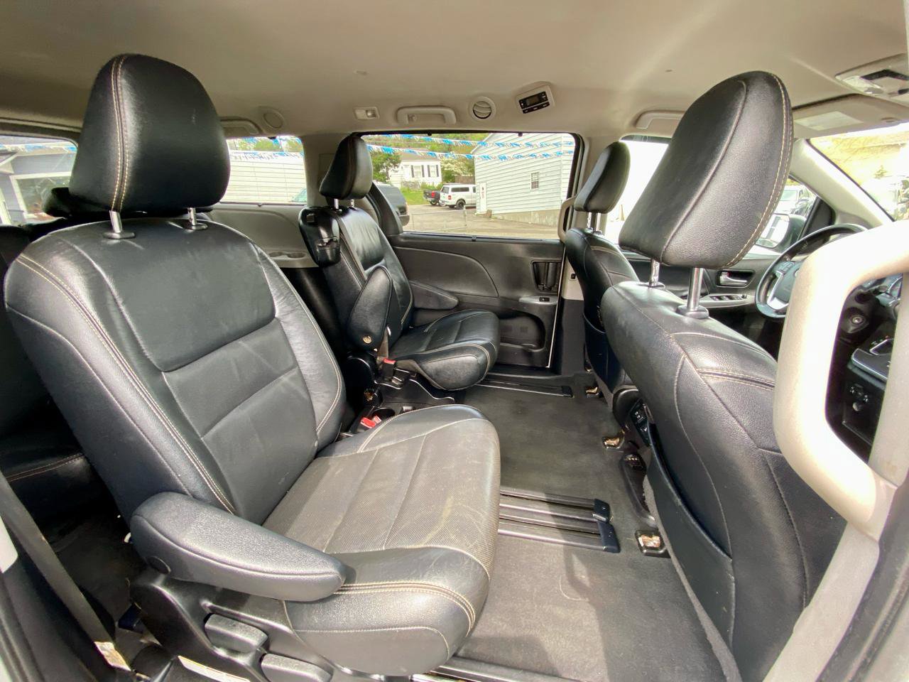 Used 2019 Toyota Sienna SE FWD image 10