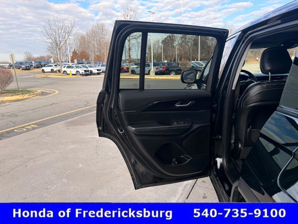 Used 2023 Jeep Grand Cherokee Laredo image 16