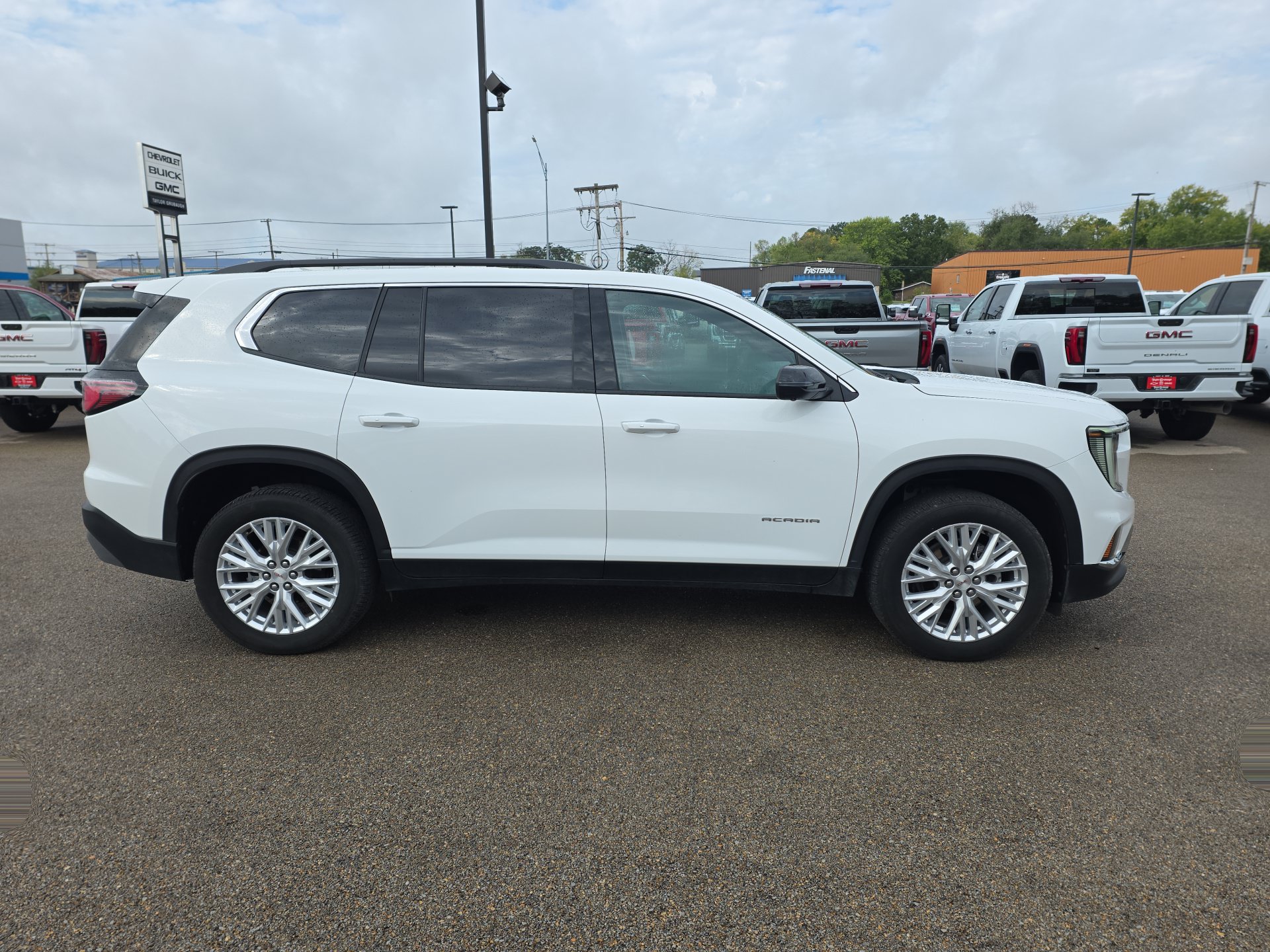 Used 2026 GMC Acadia Elevation w/ Elevation Premium Package FWD image 9