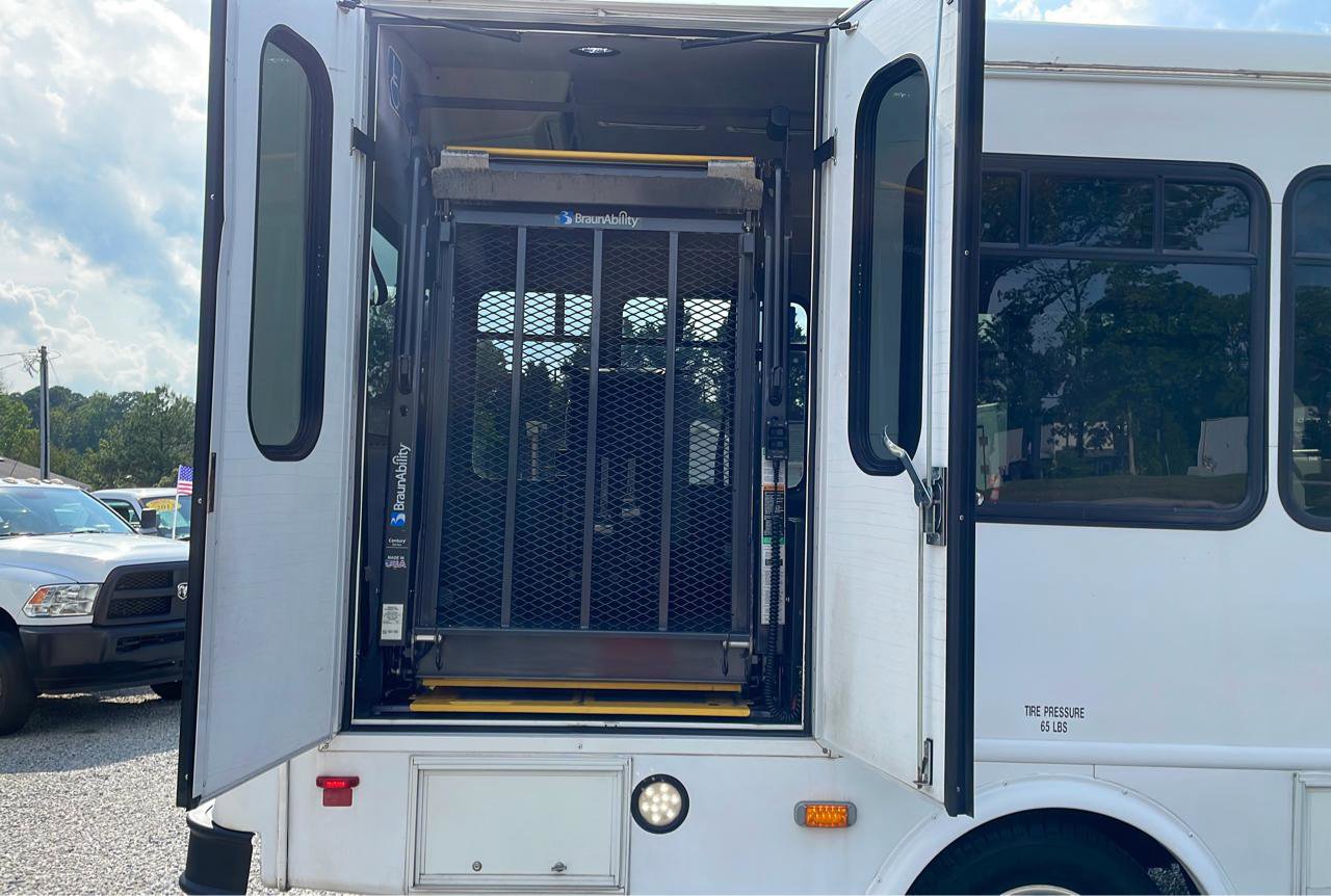 Used 2015 Chevrolet Express 3500 w/ Shuttle Bus Package RWD image 35