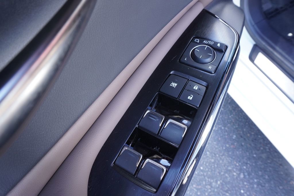 Used 2024 Lexus ES 300h w/ Premium Package image 16