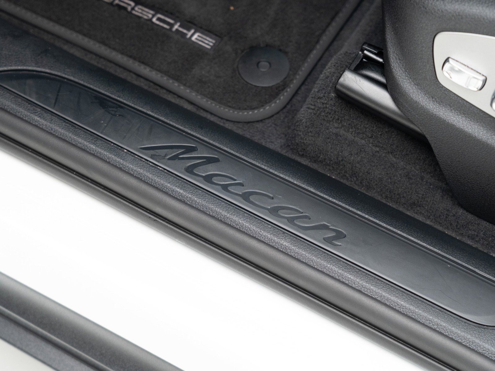 Certified 2025 Porsche Macan image 14