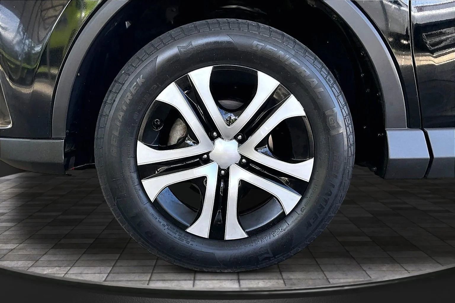 Used 2017 Toyota RAV4 LE FWD image 28