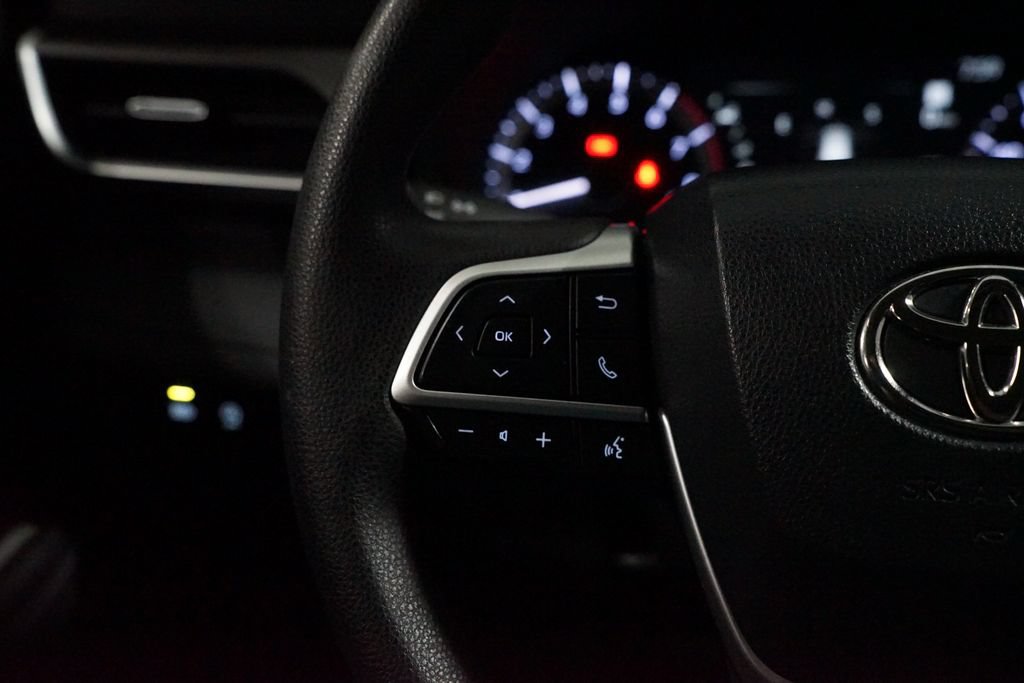 Used 2023 Toyota Highlander L FWD image 14