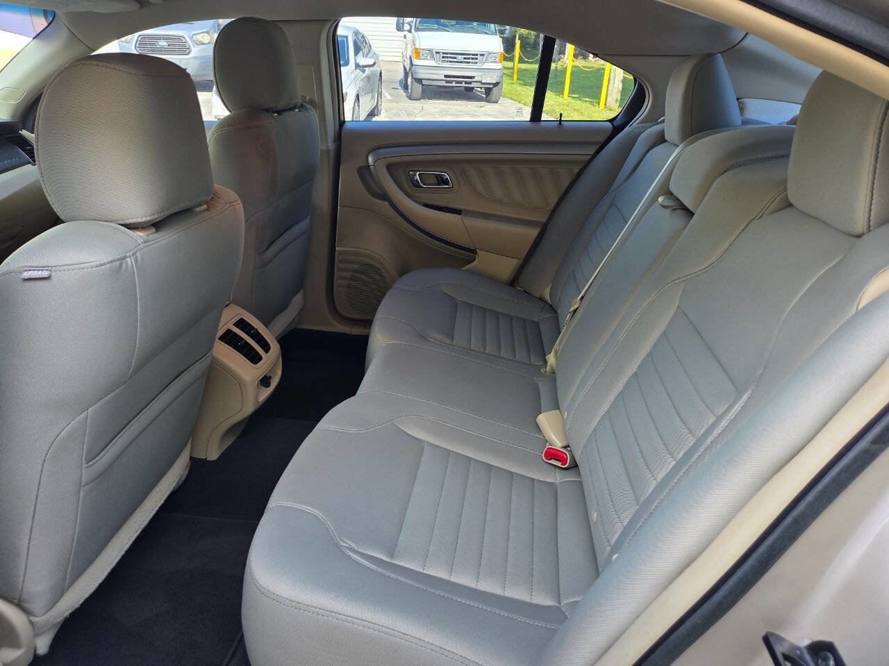 Used 2018 Ford Taurus SE FWD image 13