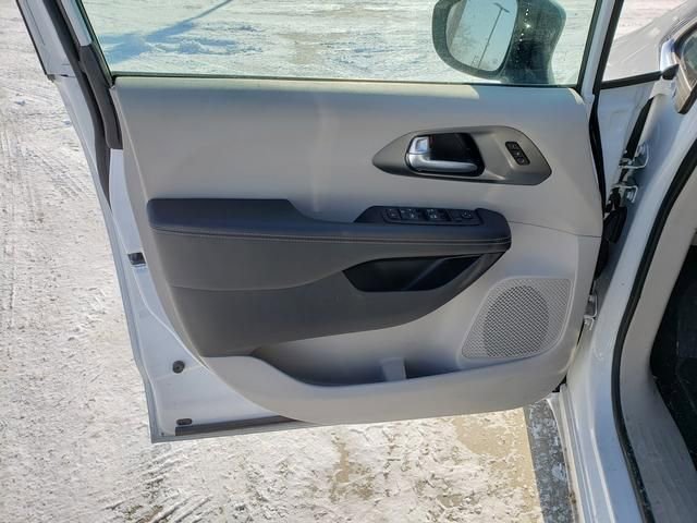 Used 2024 Chrysler Pacifica Touring-L image 12