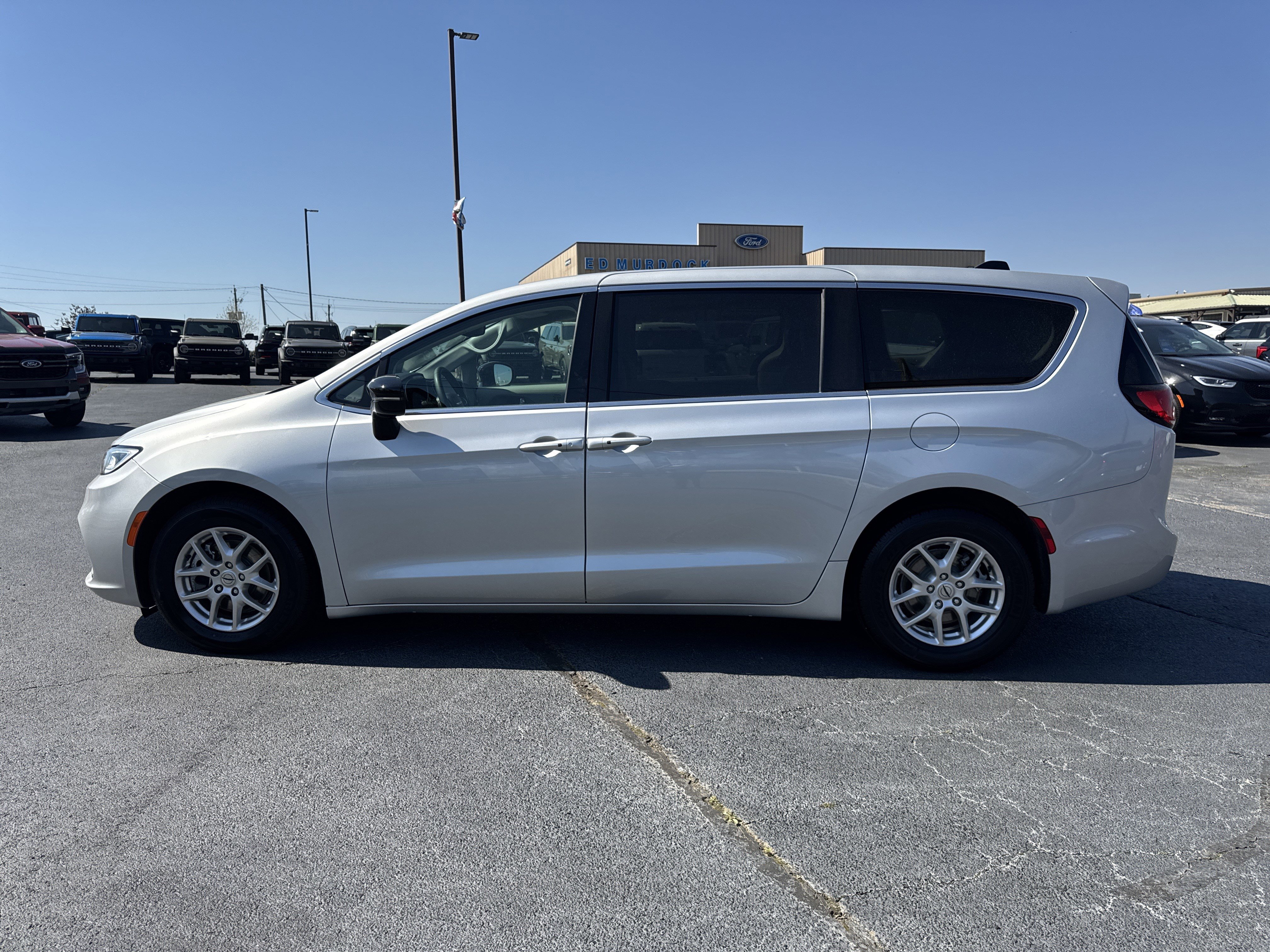 Used 2024 Chrysler Pacifica Touring-L image 8