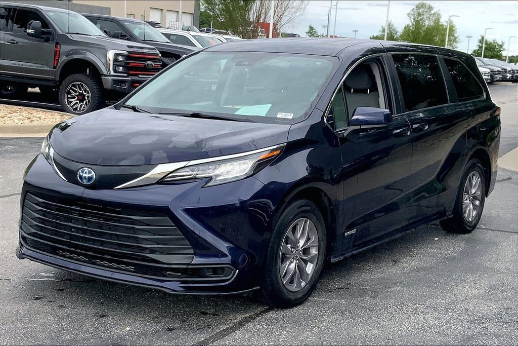 Used 2021 Toyota Sienna LE FWD image 4