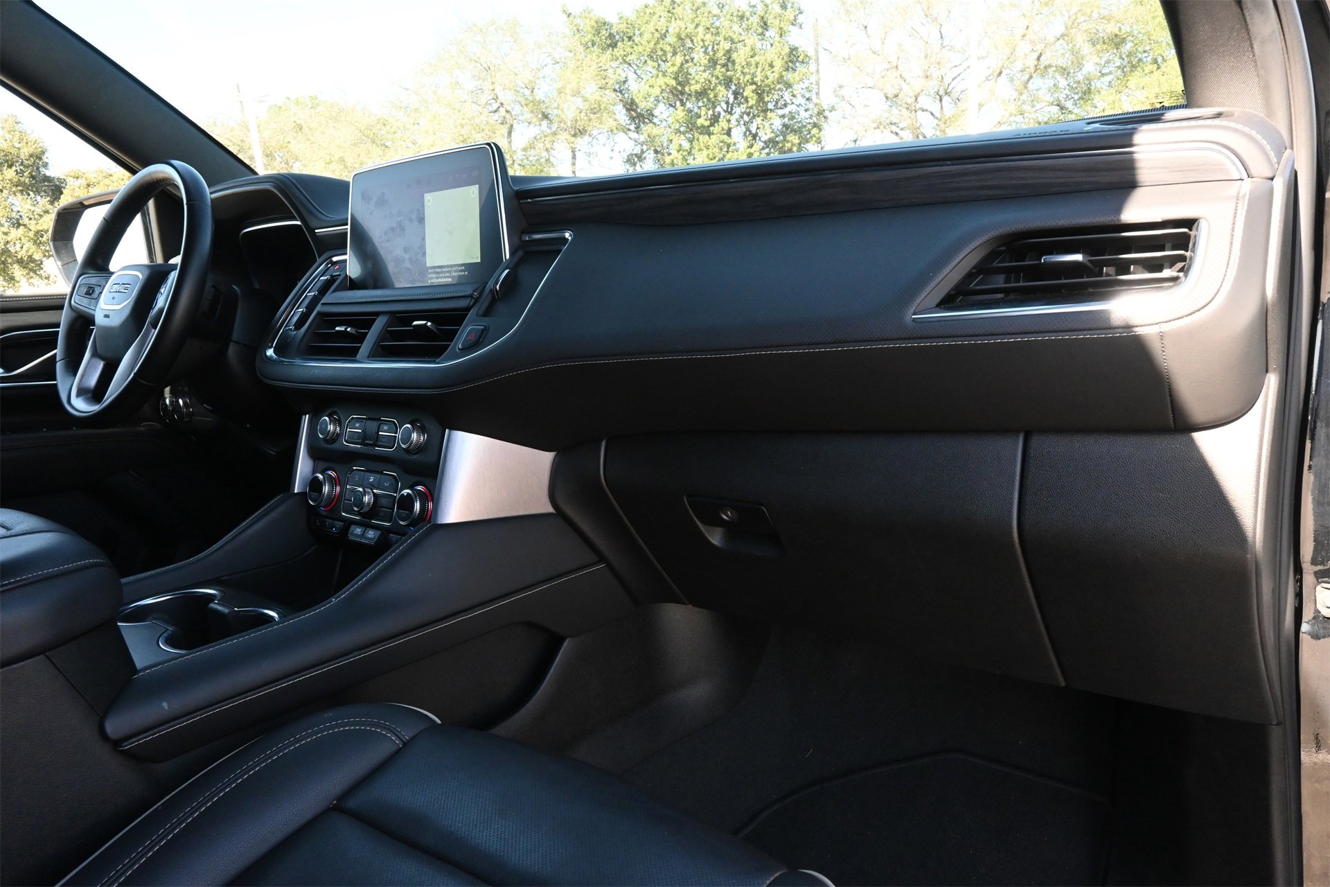 Used 2024 GMC Yukon SLT image 25