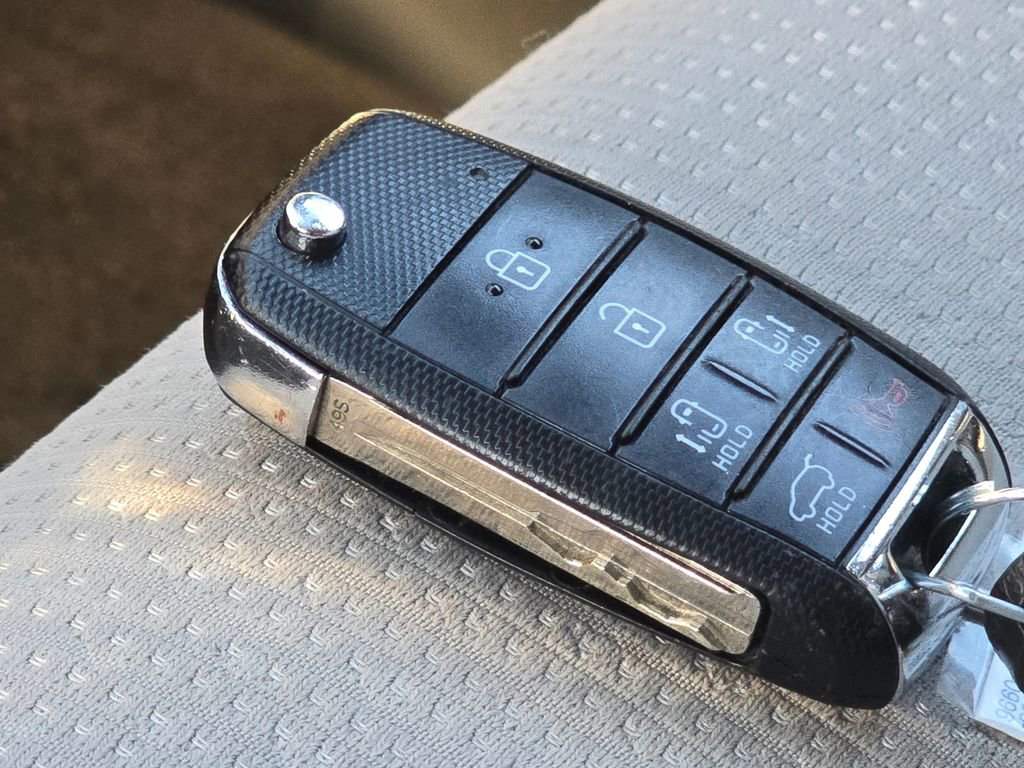 Used 2018 Kia Sedona LX image 34