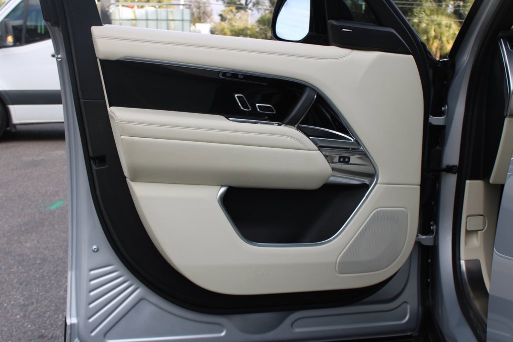 Used 2023 Land Rover Range Rover SE image 13