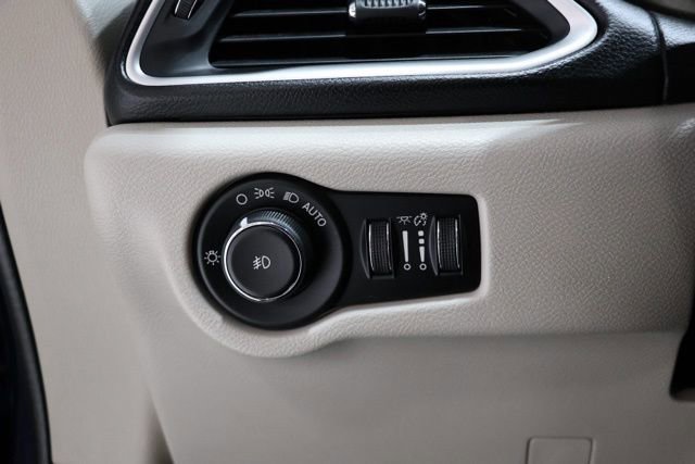 Used 2017 Chrysler Pacifica Touring-L FWD image 18