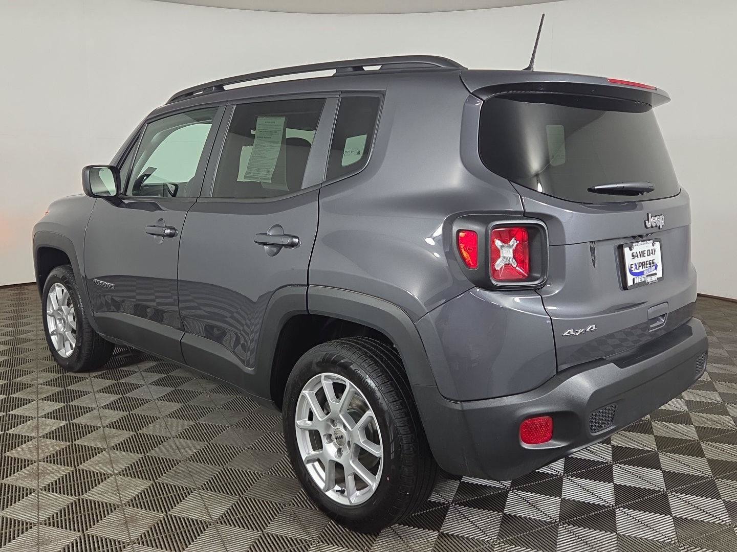 Used 2023 Jeep Renegade Latitude w/ Premium Group AWD/4WD image 4