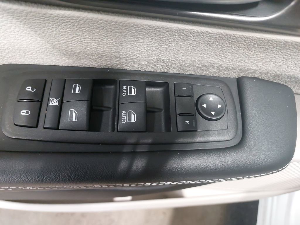 Used 2024 Chrysler Pacifica Touring-L FWD image 28