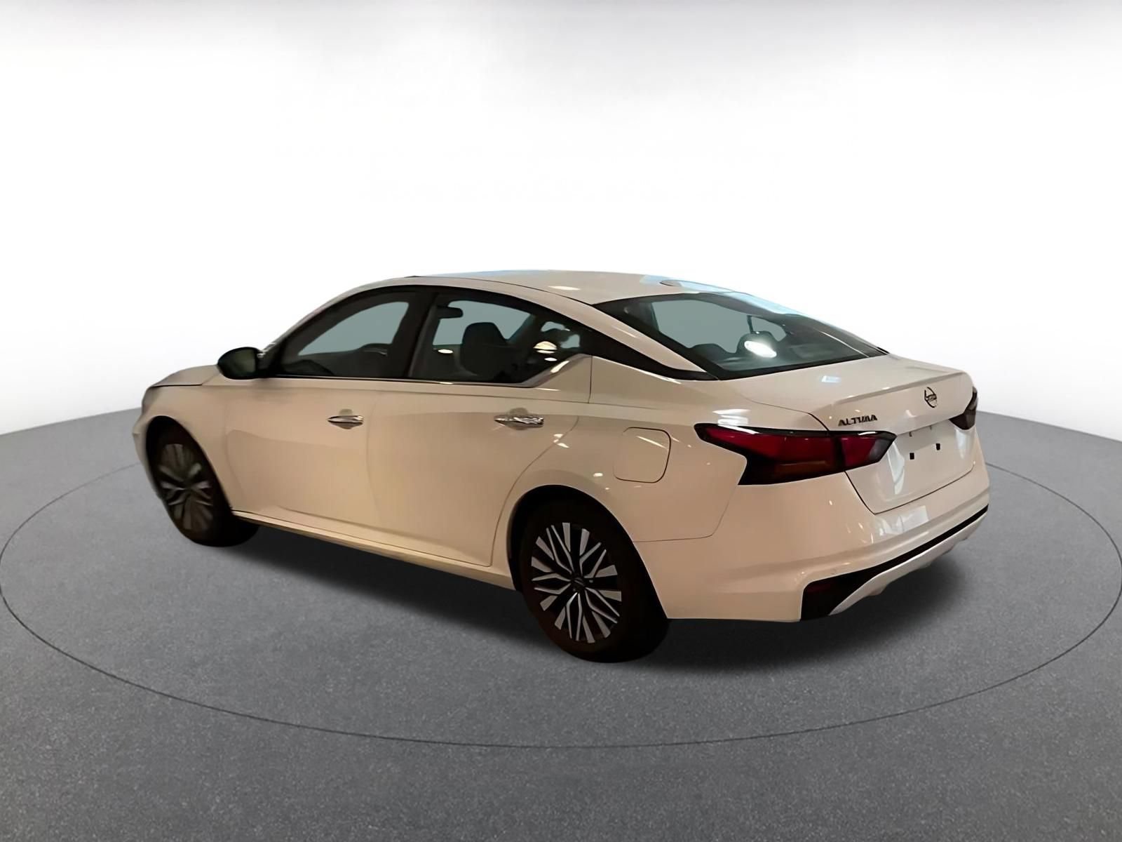 Used 2025 Nissan Altima 2.5 SV FWD image 9