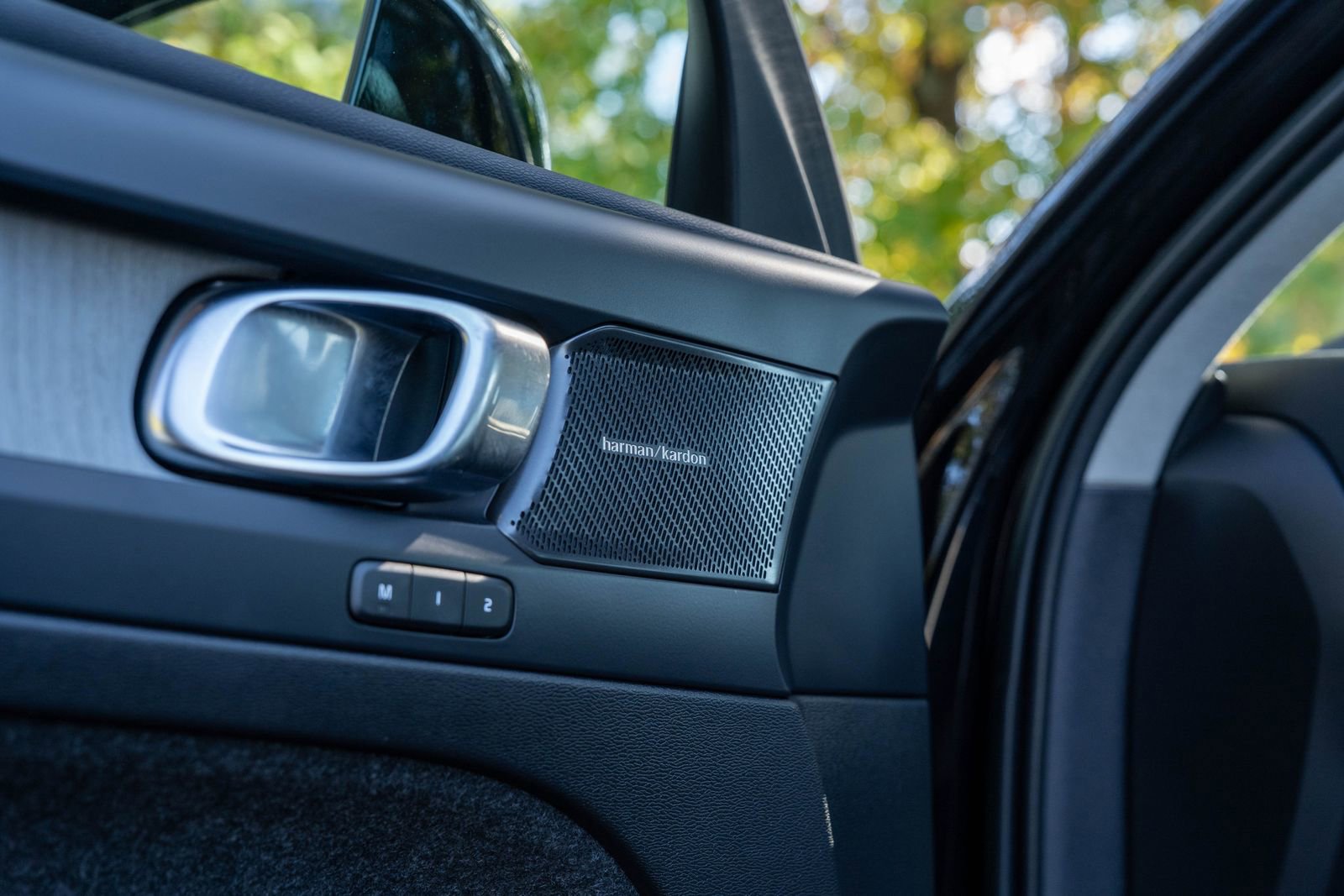 Used 2024 Volvo XC40 B5 Ultimate w/ Protection Package Premier image 17