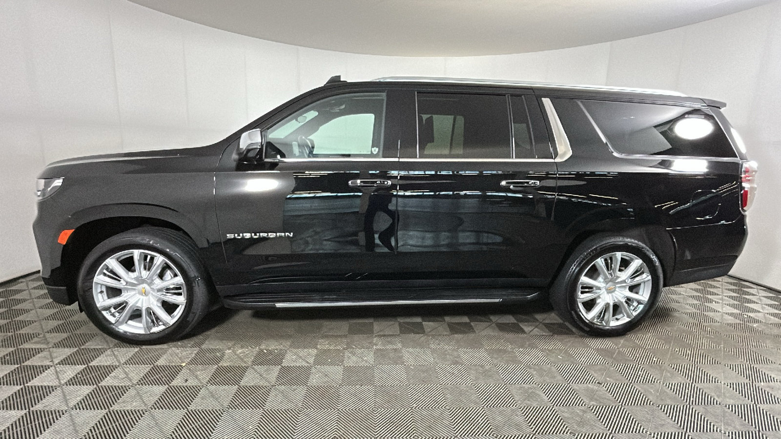 Used 2021 Chevrolet Suburban Premier w/ Premium Package RWD image 7