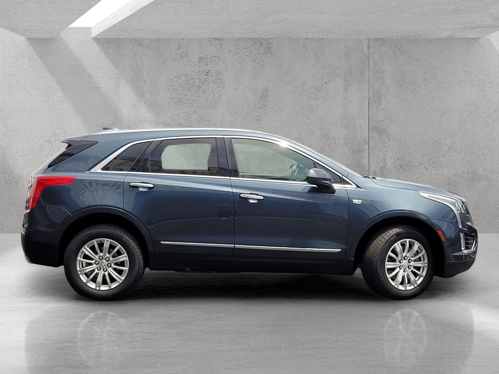 Used 2019 Cadillac XT5 FWD image 3