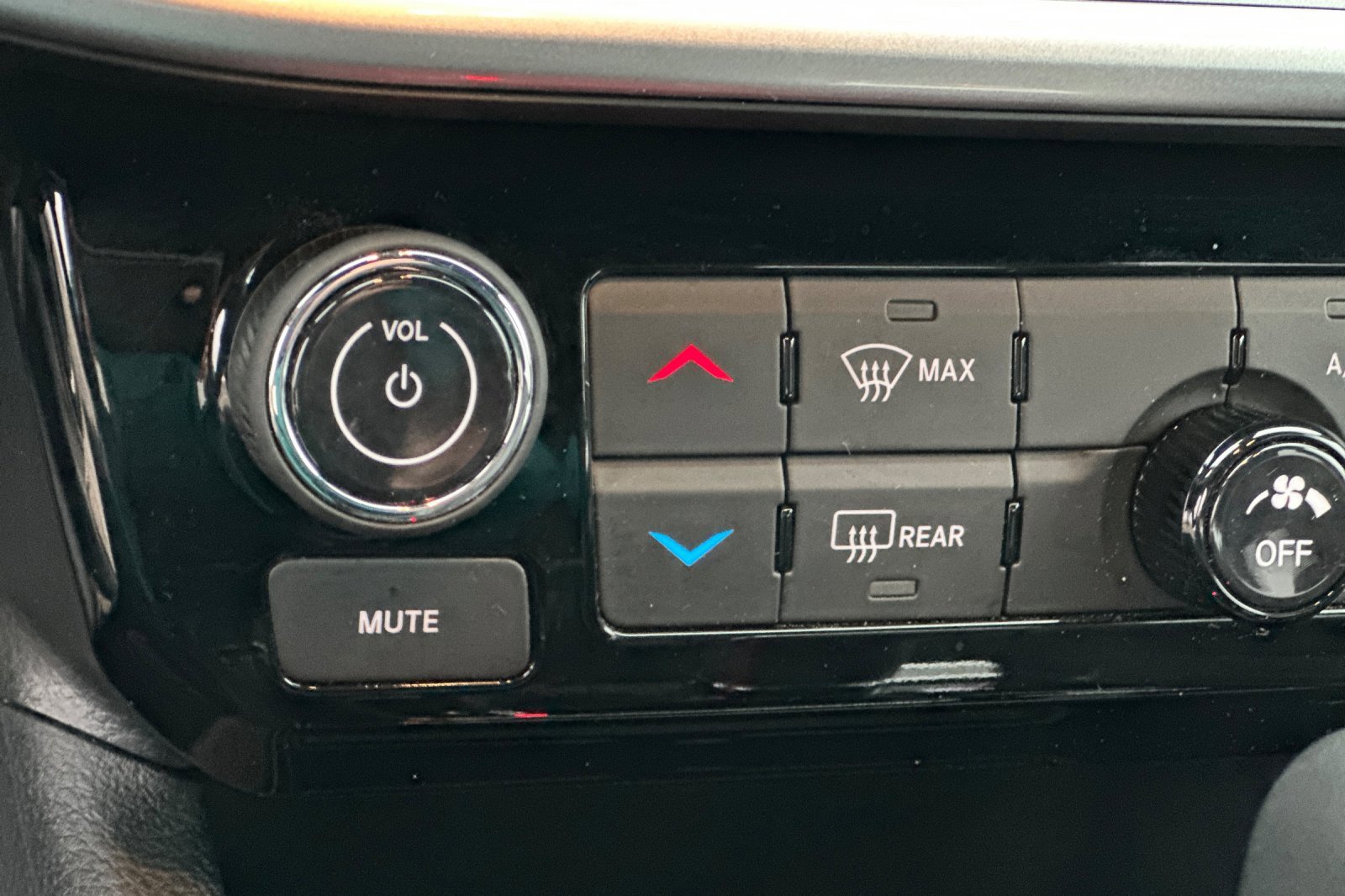 Used 2024 Jeep Compass Latitude image 28