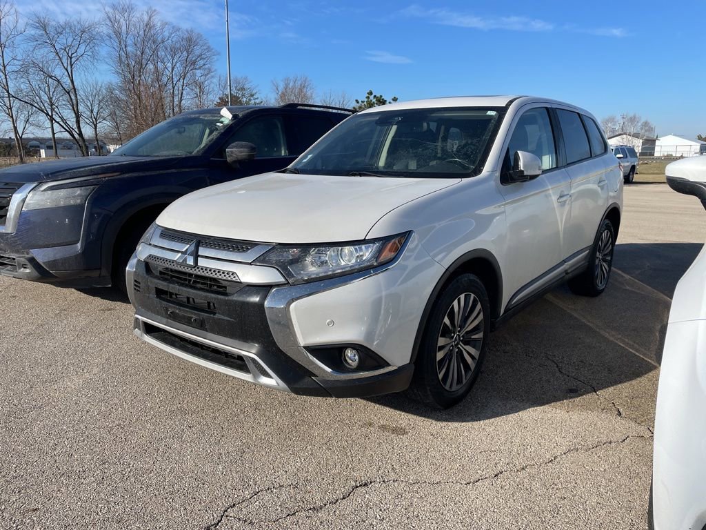 Used 2020 Mitsubishi Outlander SE image 2