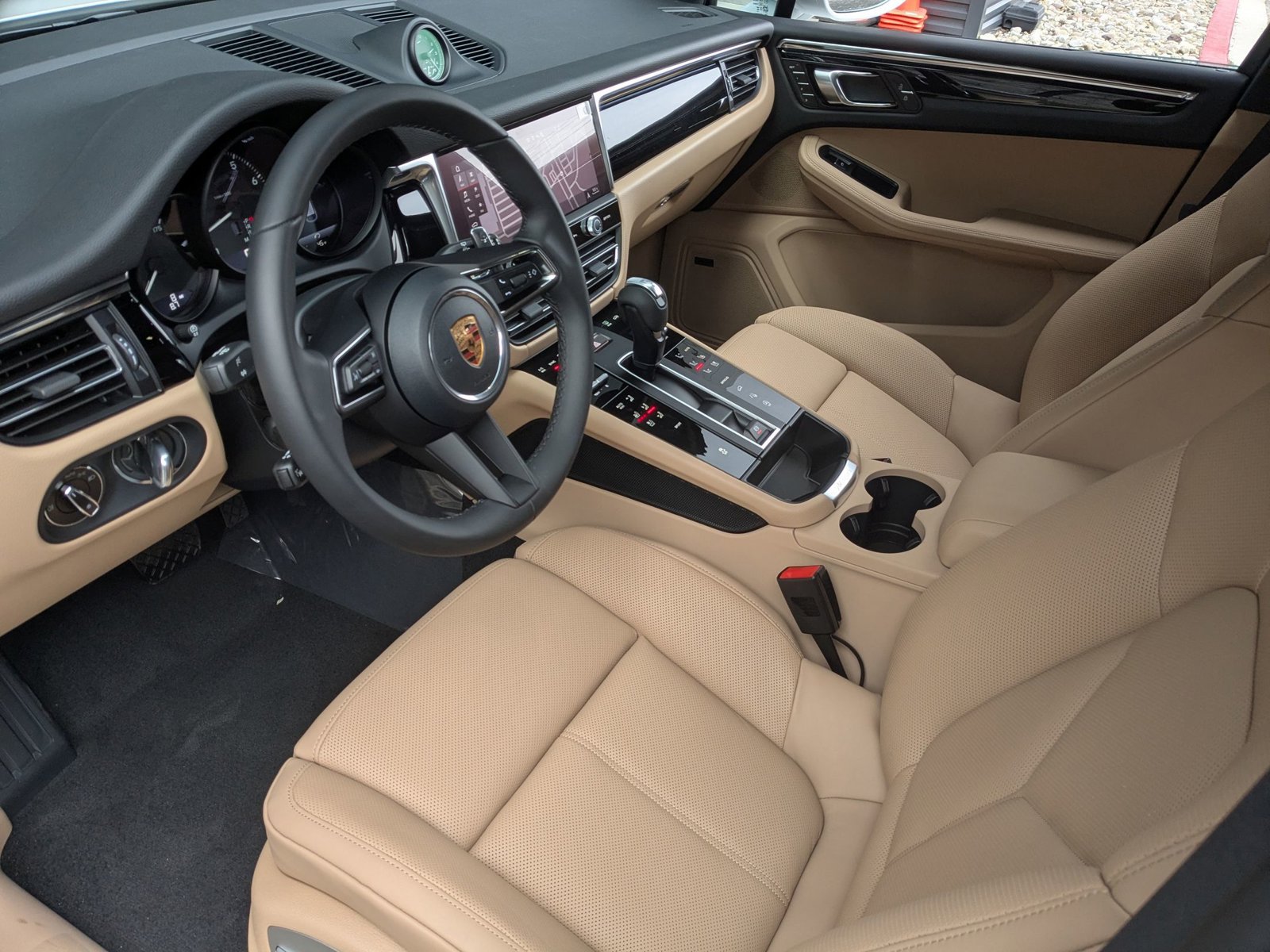 Certified 2026 Porsche Macan AWD/4WD image 4