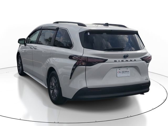 Used 2024 Toyota Sienna LE FWD image 3