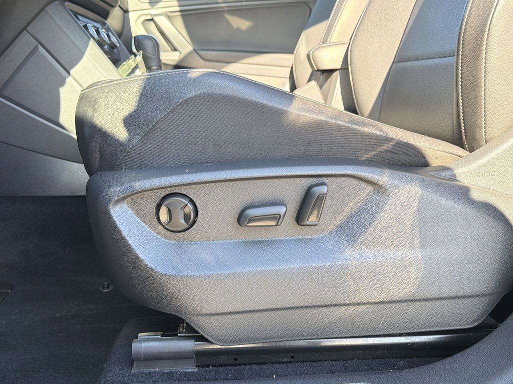 Used 2021 Volkswagen Tiguan SE w/ Panoramic Sunroof Package FWD image 23
