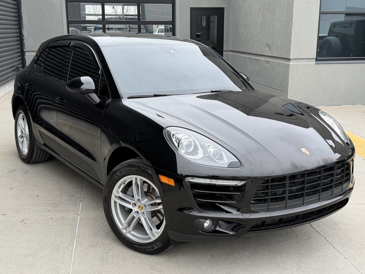 Used 2018 Porsche Macan Base AWD 4dr SUV image 6