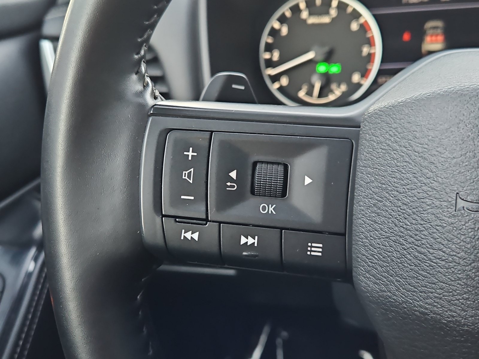 Used 2025 Nissan Rogue SV AWD/4WD image 25