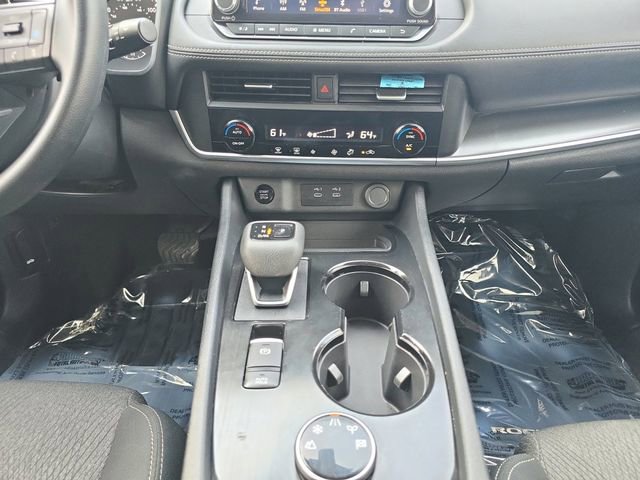 Used 2024 Nissan Rogue SV image 3