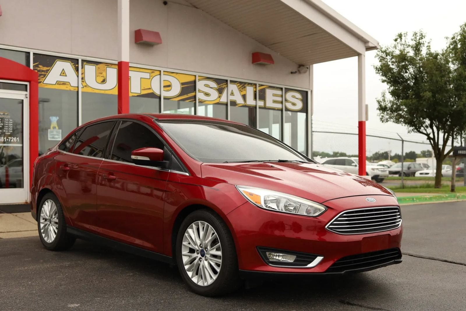 Used 2017 Ford Focus Titanium FWD image 3