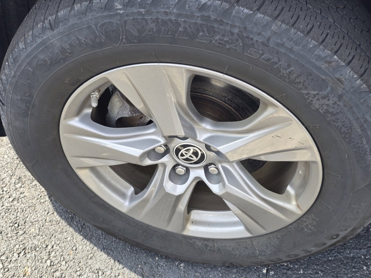 Used 2022 Toyota RAV4 LE image 11