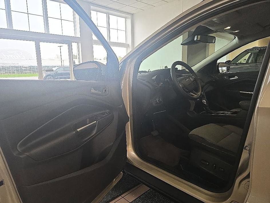 Used 2018 Ford Escape SE w/ Ford Safe & Smart Package AWD/4WD image 12