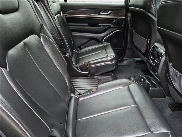 Used 2025 Jeep Grand Cherokee L Limited w/ Black Appearance Package AWD/4WD image 28