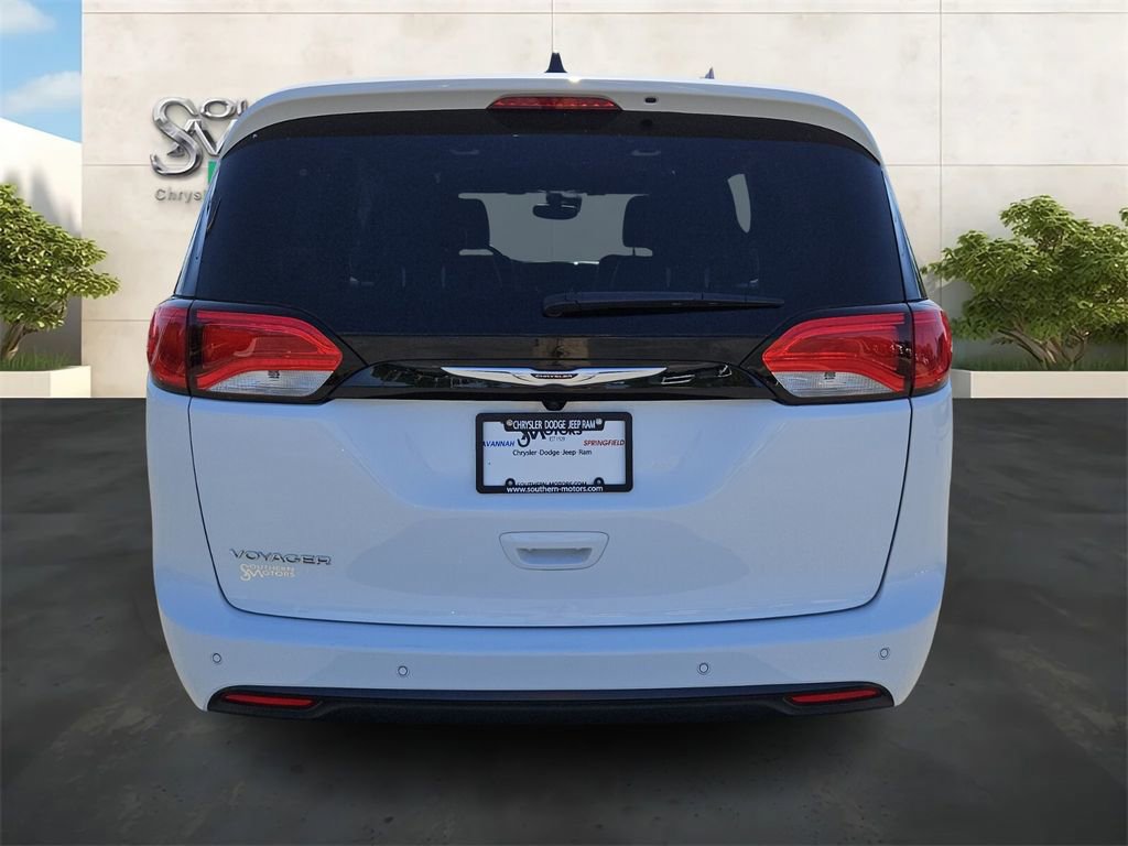 Used 2025 Chrysler Voyager LX FWD image 4