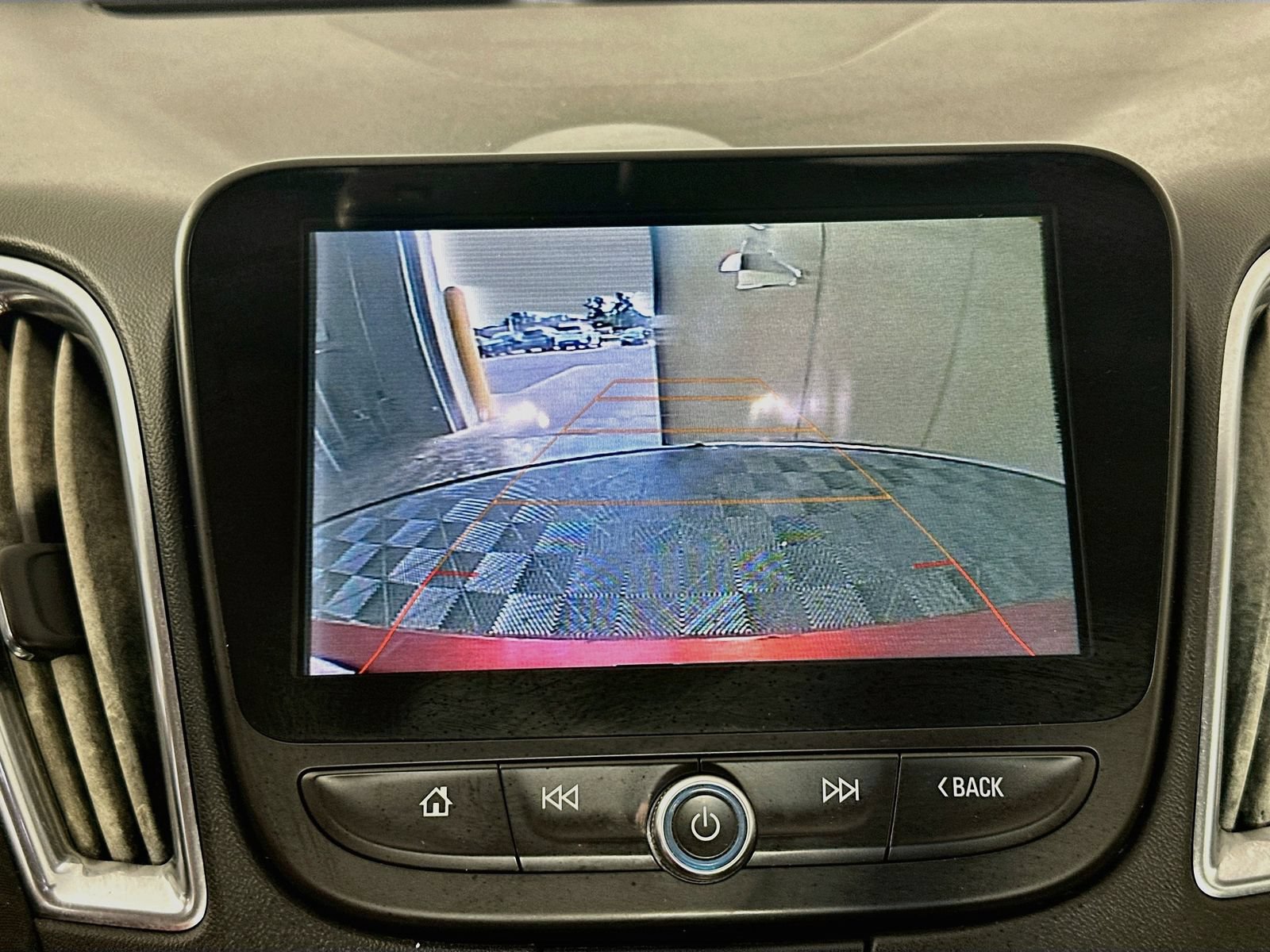 Used 2018 Chevrolet Malibu LT FWD image 13