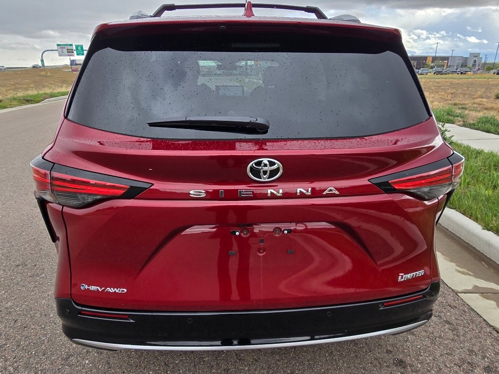 Used 2026 Toyota Sienna Limited image 4