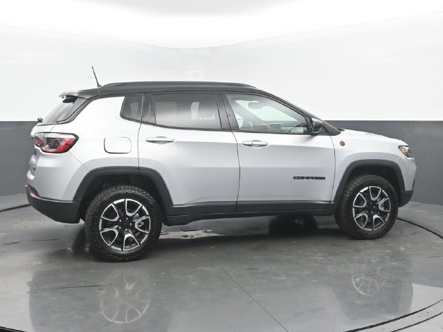 Used 2024 Jeep Compass Trailhawk w/ Sun and Sound Group AWD/4WD image 6