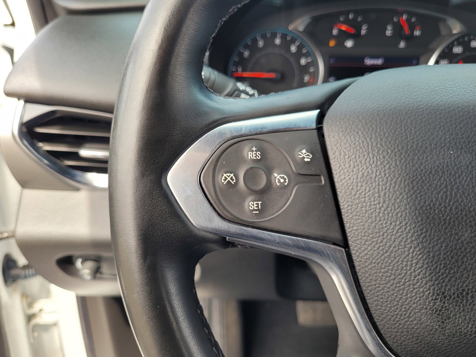 Used 2023 Chevrolet Traverse LT image 22